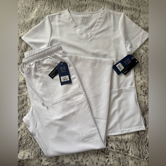 White Cherokee Scrub Set - Picture 1 of 6